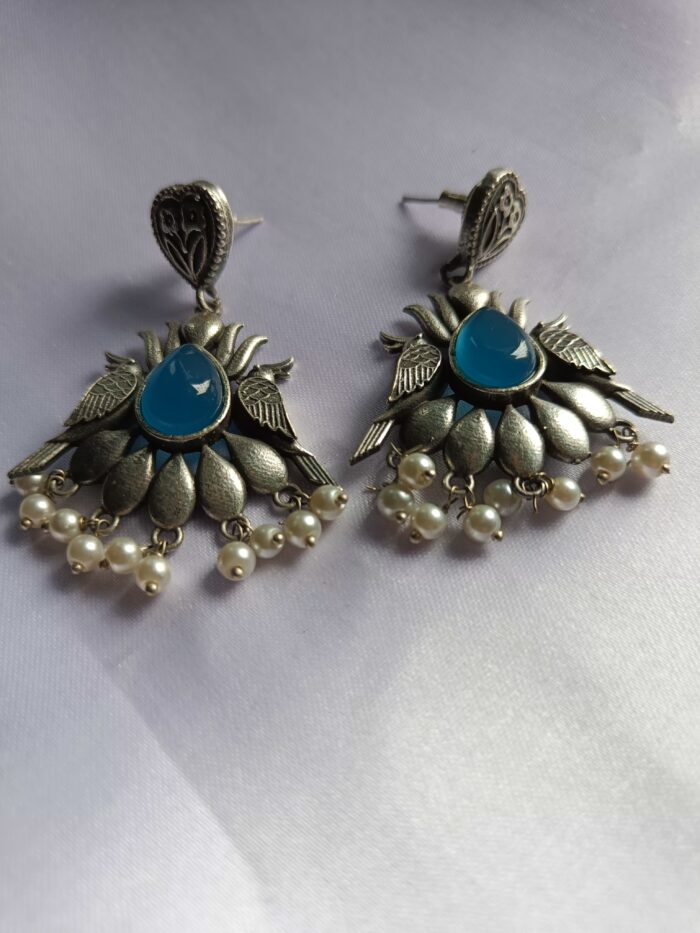 Silver oxidized pearl earrings
